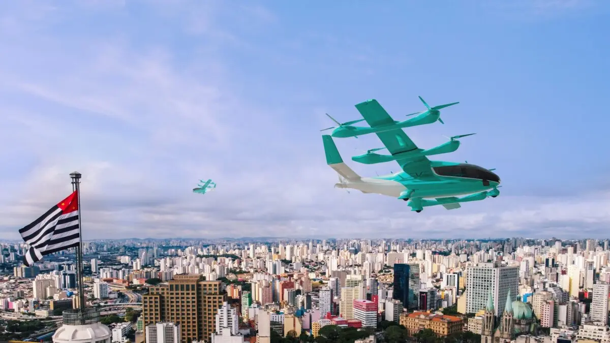 Imagem ilustrativa do avião elétrico eVTOL Embraer Eve voando em São Paulo