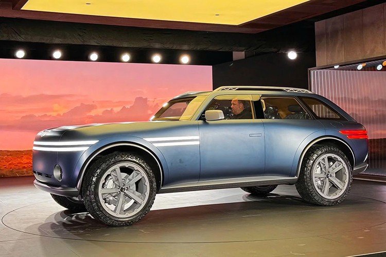 Genesis SUV off-road lateral. A imagem traz mais detalhes da tintura brilhante do veículo e seu grande porte