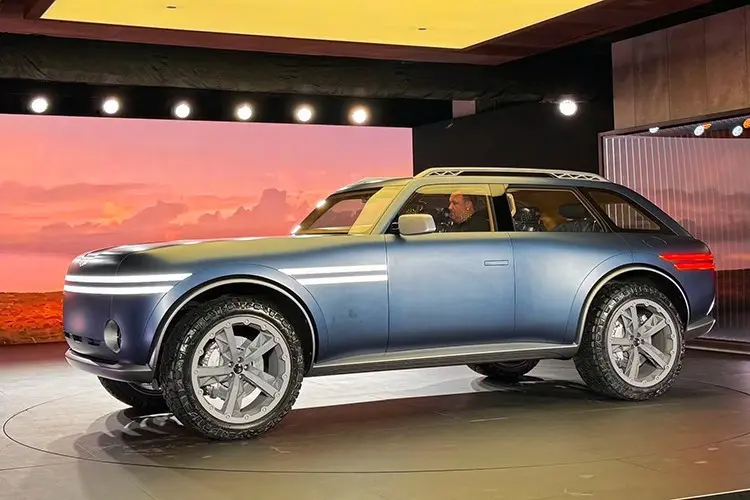 Genesis SUV off-road lateral. A imagem traz mais detalhes da tintura brilhante do veículo e seu grande porte