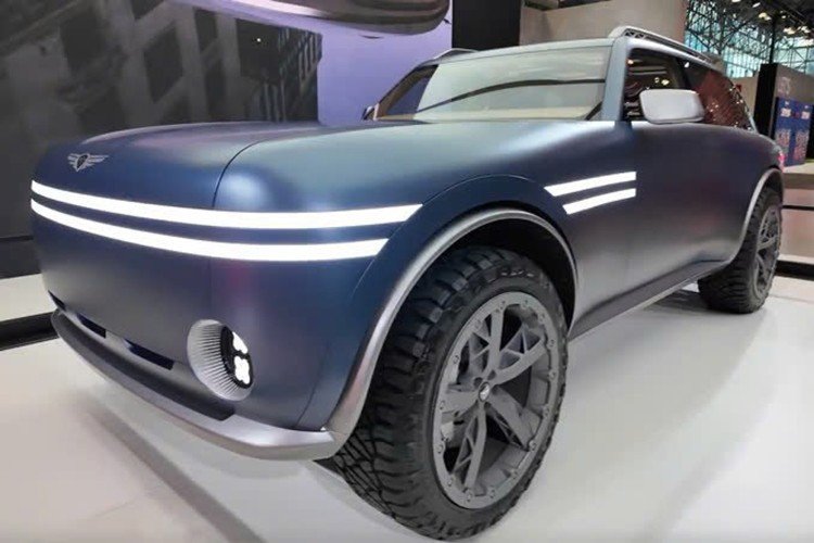 Genesis SUV off-road frente. Veículo de grande porte de tintura escura e faróis de led 