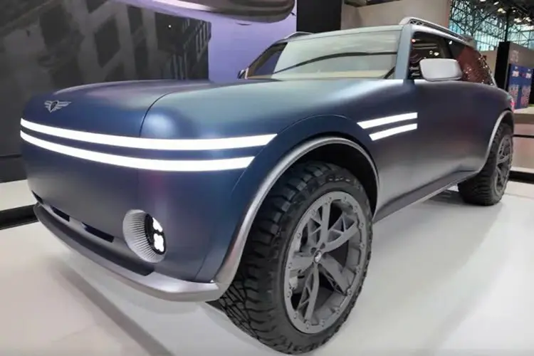 Genesis SUV off-road frente. Veículo de grande porte de tintura escura e faróis de led