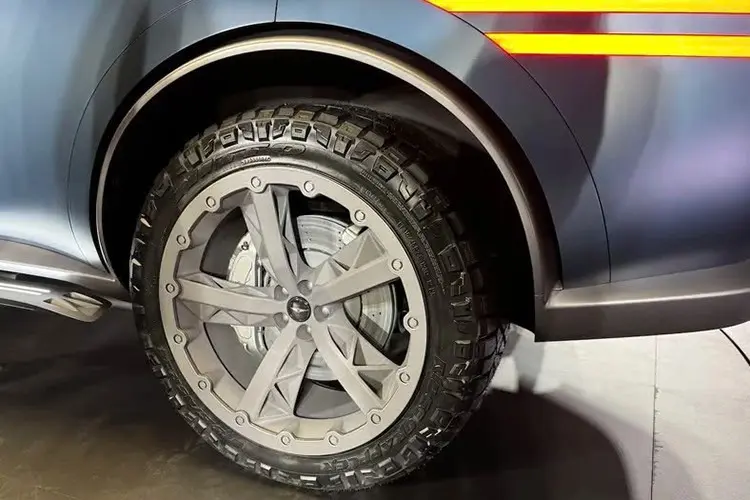 Genesis SUV off-road pneu traseiro. Com foco no pneu traseiro da Goodyear, é possível perceber como é robusto, feito para andar em terrenos de maior dificuldade