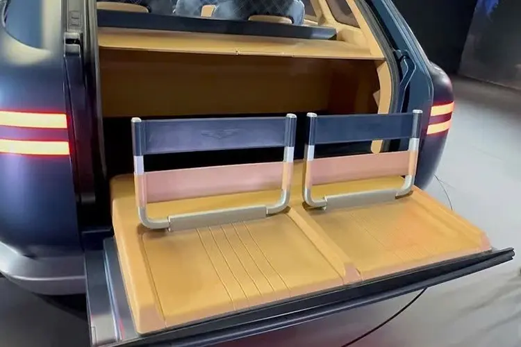 Genesis SUV off-road interior da traseira do veículo. Porta-malas espaçoso e com dois suportes para carregar  materiais.