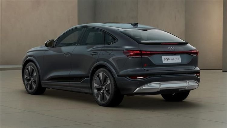 Imagem promocional do Audi SQ6 Sportsback e-tron, mostrando a traseira