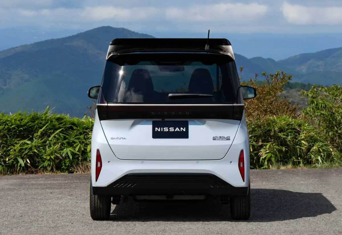 Protótipo do carro solar Nissan Sakura EV solar, visto pela traseira