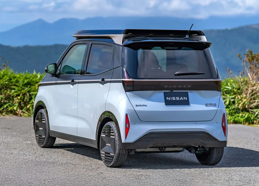 Vista traseira do protótipo solar Nissan Sakura EV