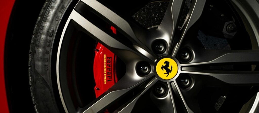 Close-up de uma roda de uma Ferrari