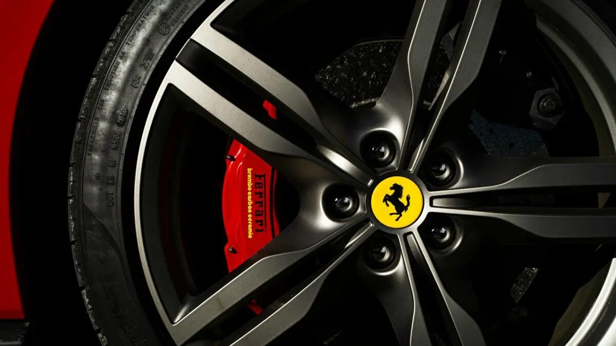 Close-up de uma roda de uma Ferrari