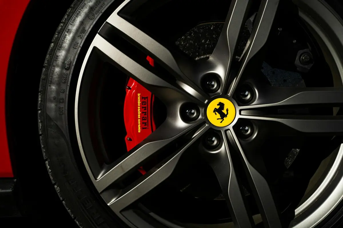 Close-up de uma roda de uma Ferrari
