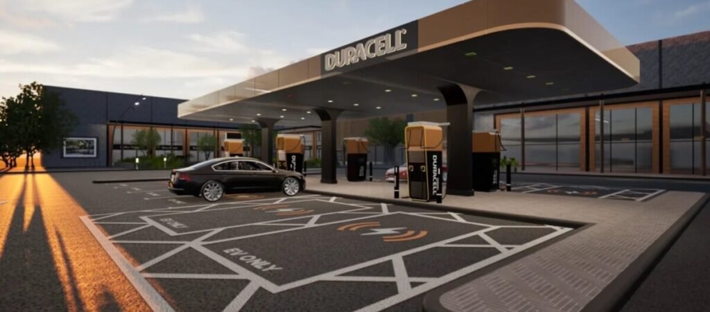 Conceito de posto de abastecimento elétrico das Duracell, um posto de combustível com carregadores elétricos e um carro parado