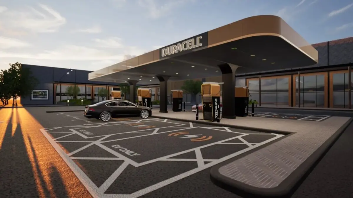 Conceito de posto de abastecimento elétrico das Duracell, um posto de combustível com carregadores elétricos e um carro parado