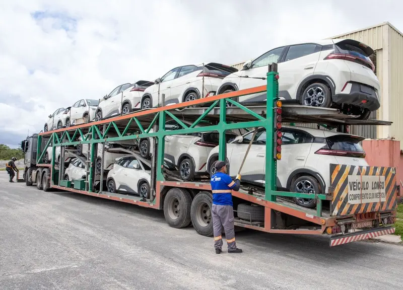 Foto de múltiplos carros elétricos BYD Dolphin Mini num caminhão cegonha na Bahia