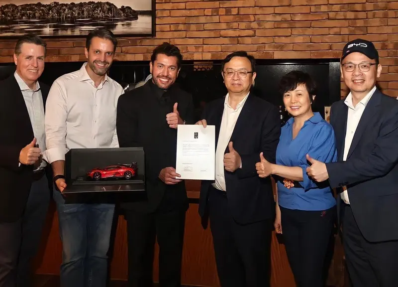 Pessoas em foto promocional da venda do Yangwang U9 XTreme: Werner Shaal, diretor comercial da Denza Brasil, Alexandre Baldy, Vice-presidente sênior da BYD, Leo Sanchez, empresário, Wang Chuanfu, fundador e CEO da BYD, Stella Li, Vice-presidente executiva da BYD e Tyler Li, Presidente da BYD Brasil