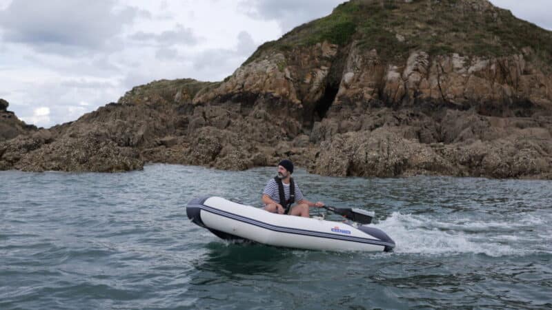 Foto promocional de barco com motor elétrico Yamaha Náutica