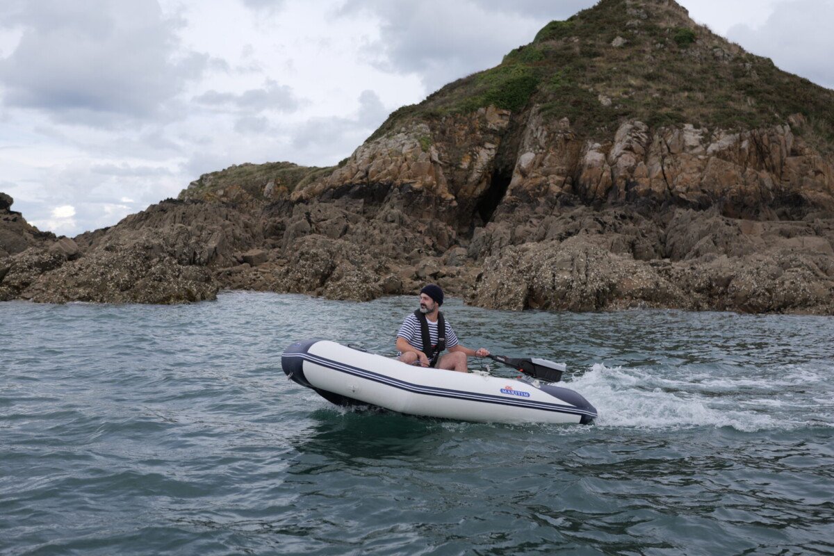Foto promocional de barco com motor elétrico Yamaha Náutica
