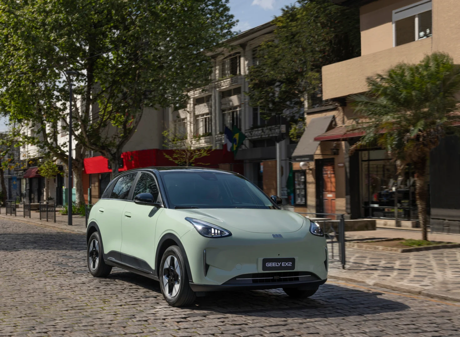 Foto do Geely EX2 no trânsito