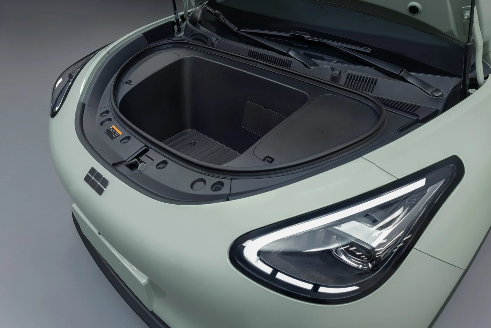 Detalhe do porta-malas frontal do Geely EX2