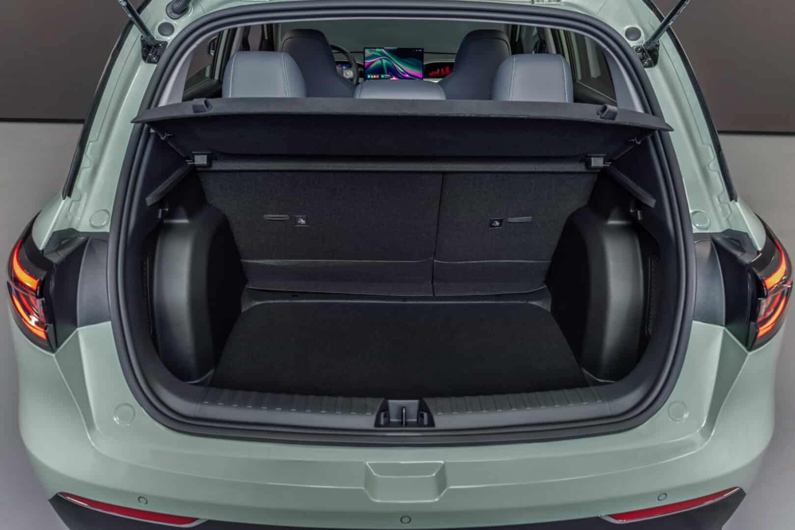 Detalhe do porta-malas do Geely EX2