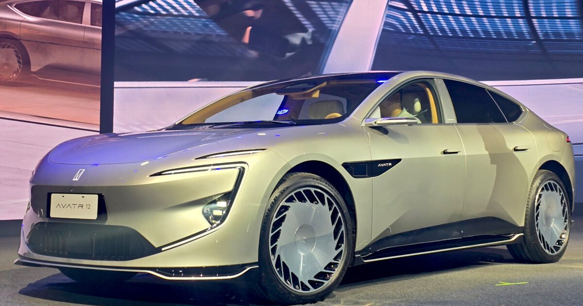 Foto do carro esportivo Changan Avatr 12 no Salão do Automóvel de São Paulo