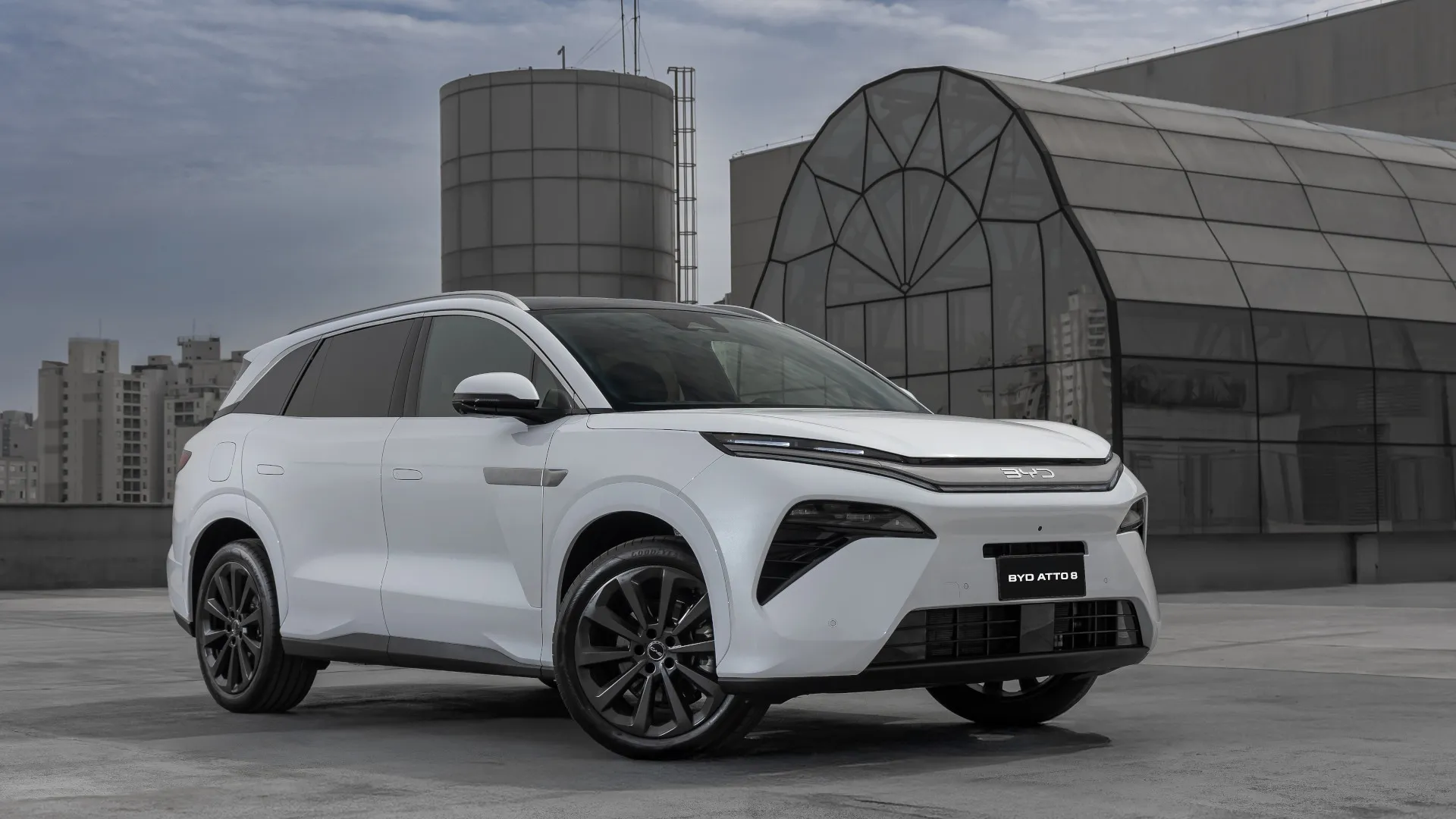 Imagem promocional do SUV híbrido BYD Atto 8