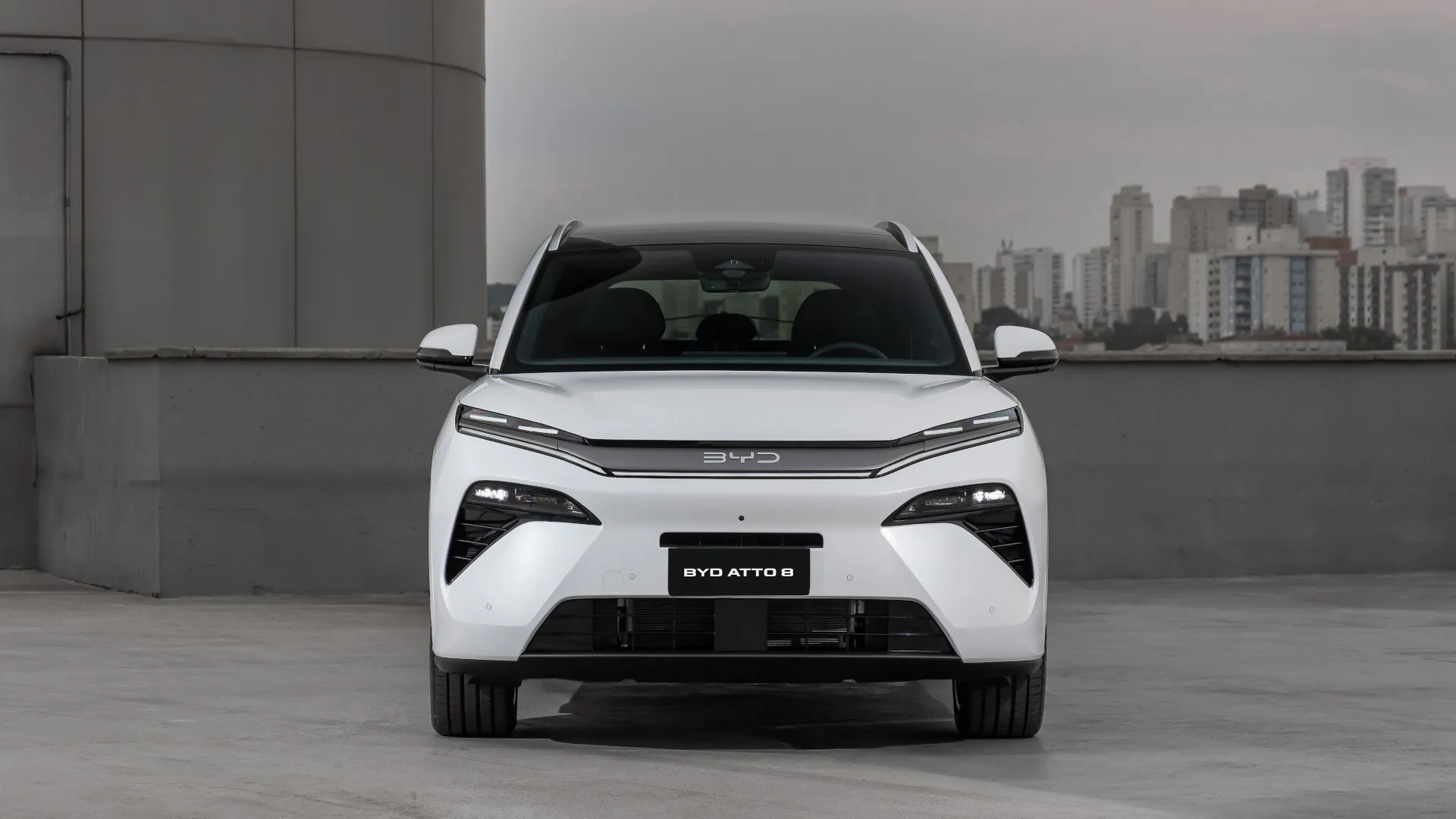 Imagem promocional do SUV híbrido BYD Atto 8, frontal