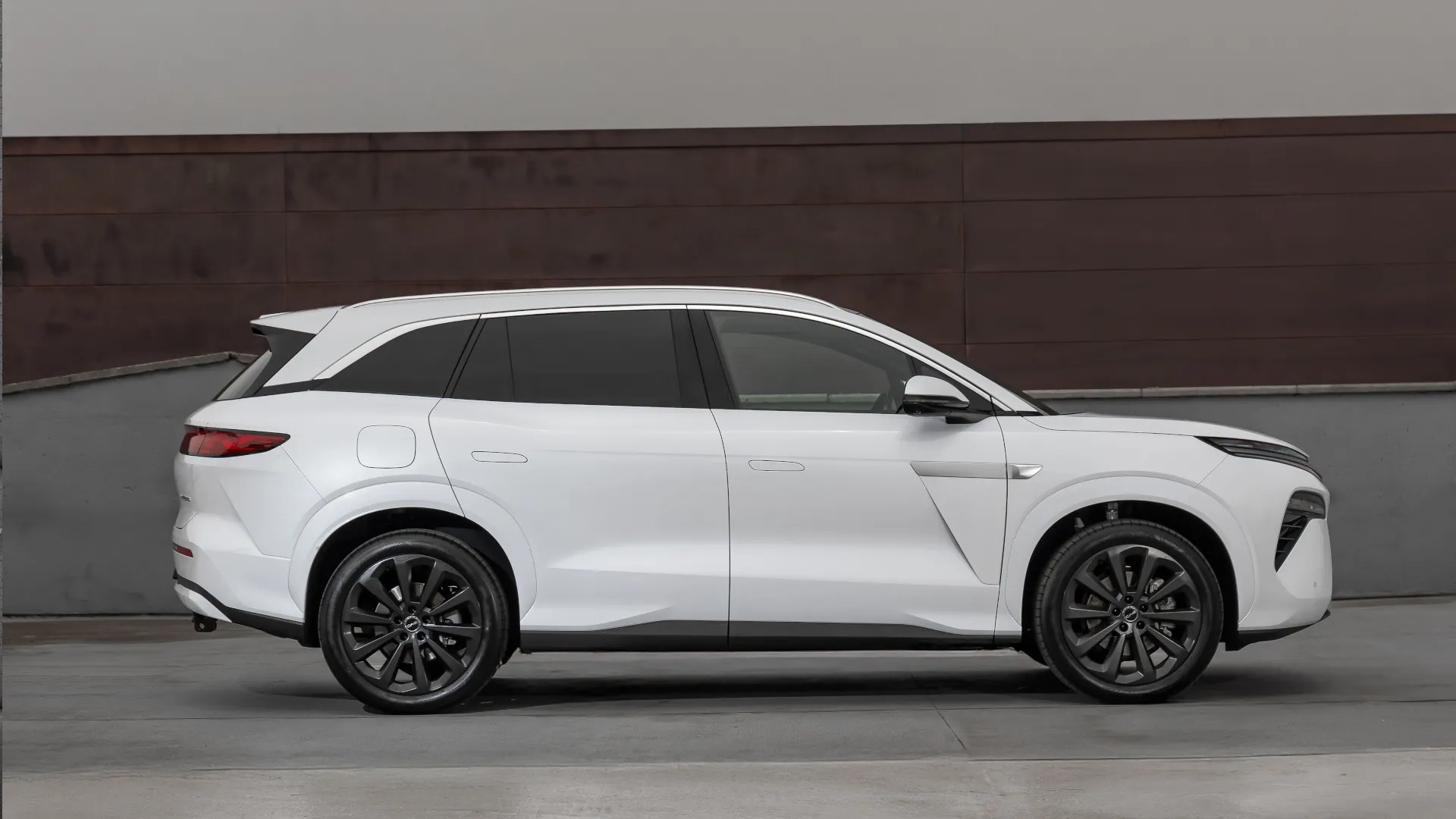 Imagem promocional do SUV híbrido BYD Atto 8, lateral