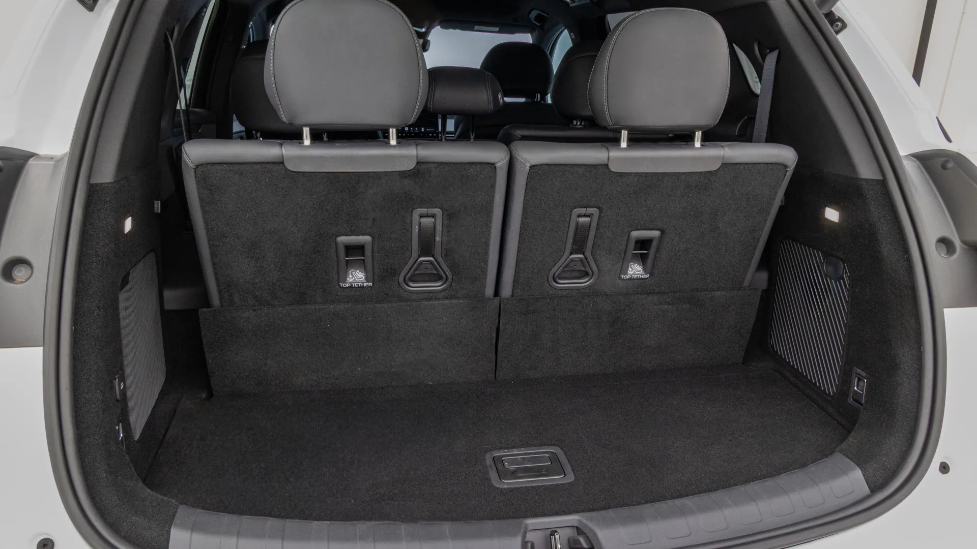 Imagem promocional do SUV híbrido BYD Atto 8, visão interna a partir do porta-malas