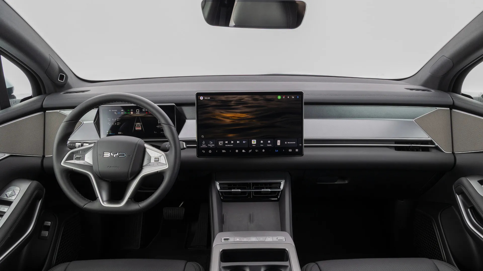 Imagem promocional do SUV híbrido BYD Atto 8, painel de instrumentos