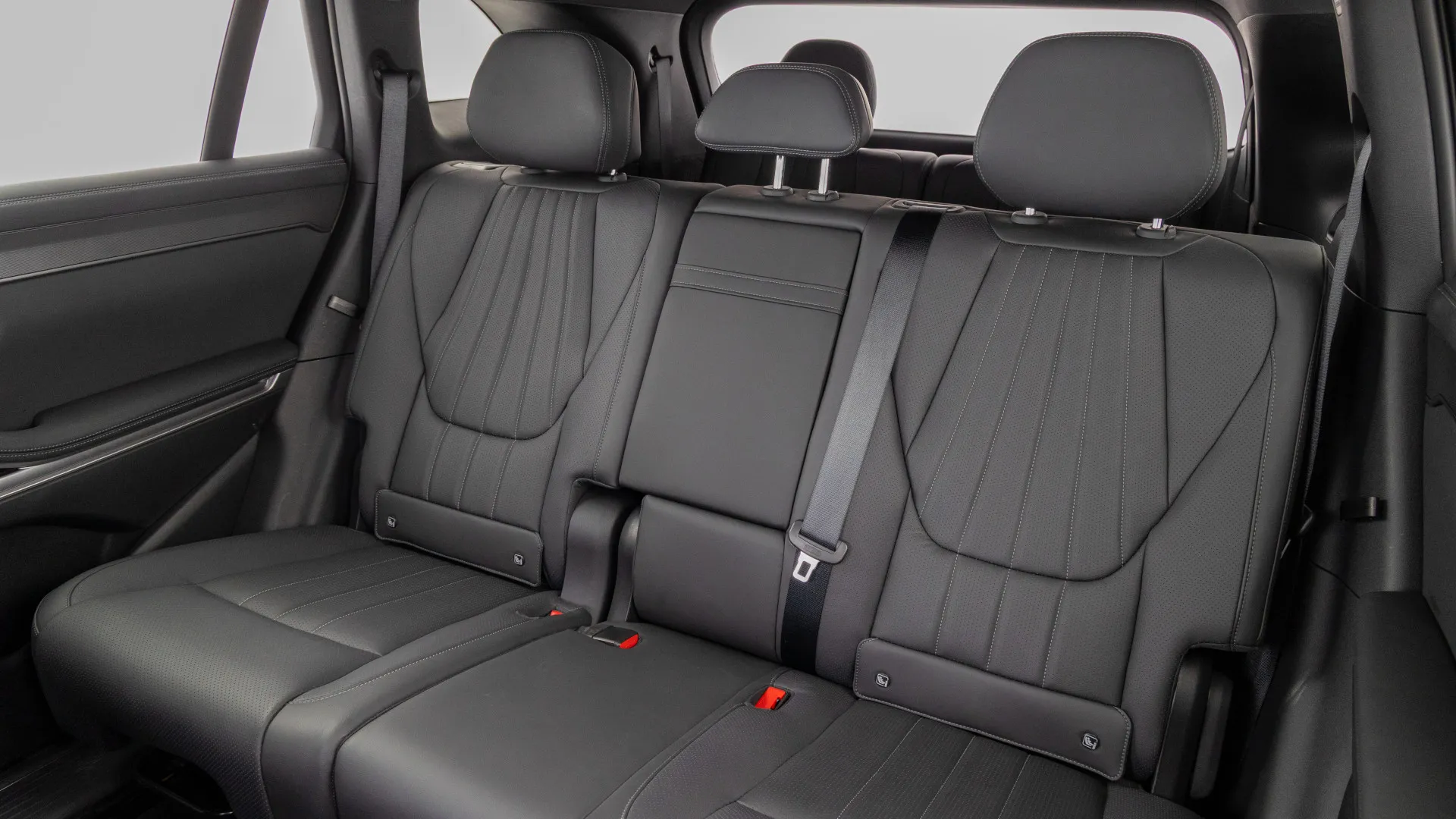 Imagem promocional do SUV híbrido BYD Atto 8, visão dos bancos de passageiros