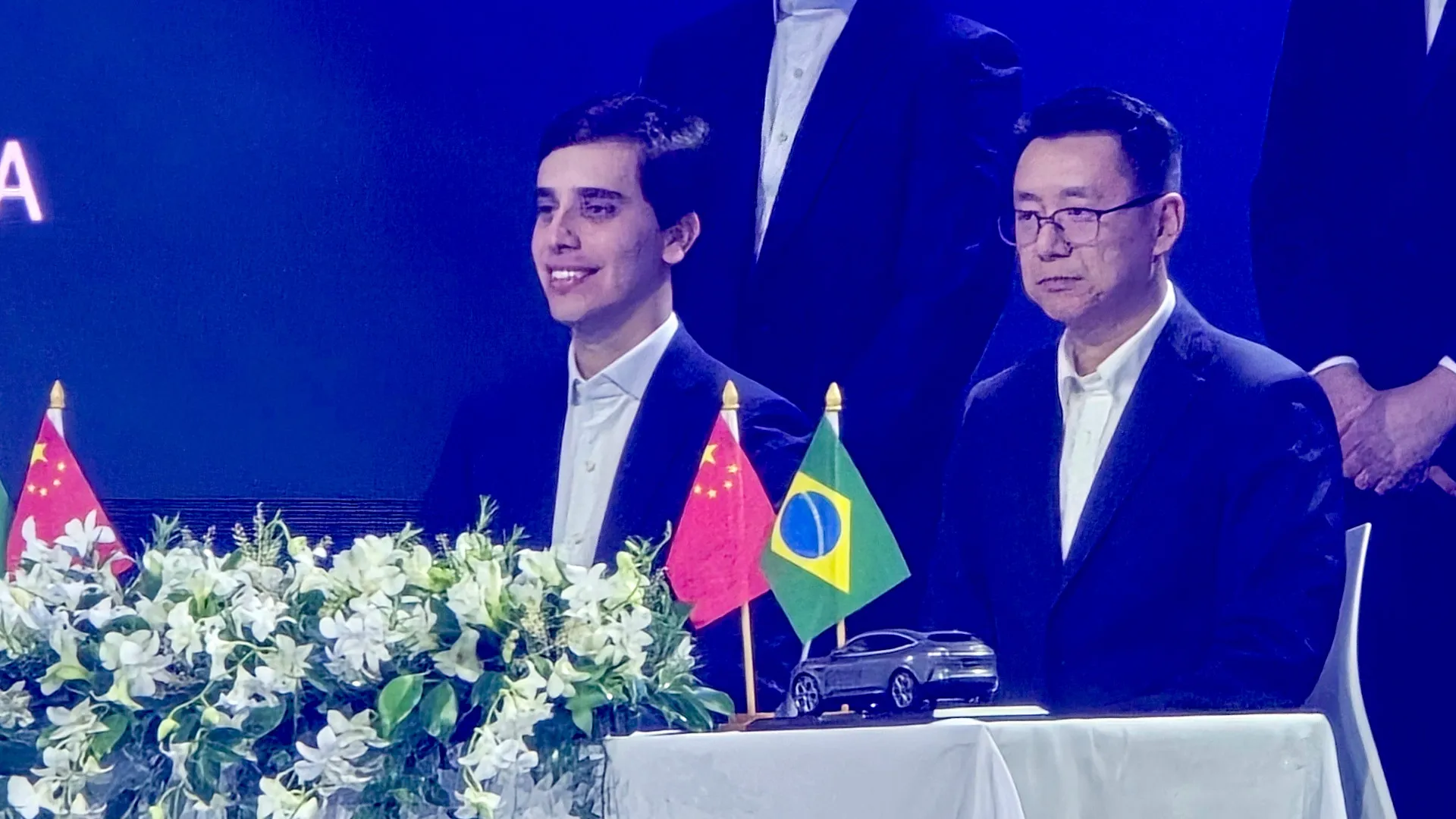 Os executivos Carlos Alberto de Oliveira Andrade Filho, copresidente executivo do Grupo Caoa, assinando o contrato de parceria com Wang Jun, presidente da Changan Auto