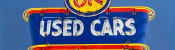 Placa de uma revenda de carros usados nos Estados Unidos, em inglês ("Used Cars")