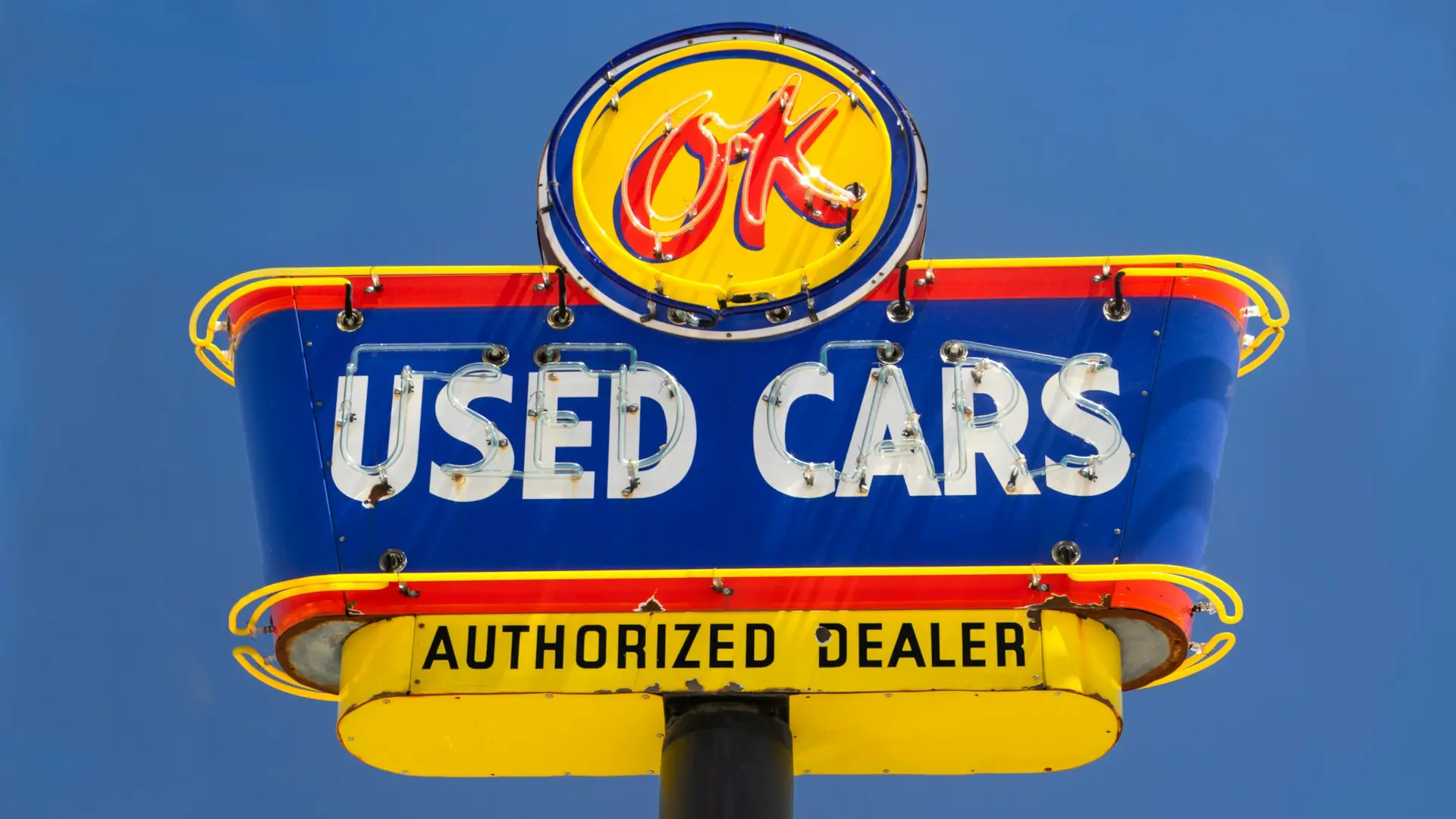 Placa de uma revenda de carros usados nos Estados Unidos, em inglês ("Used Cars")