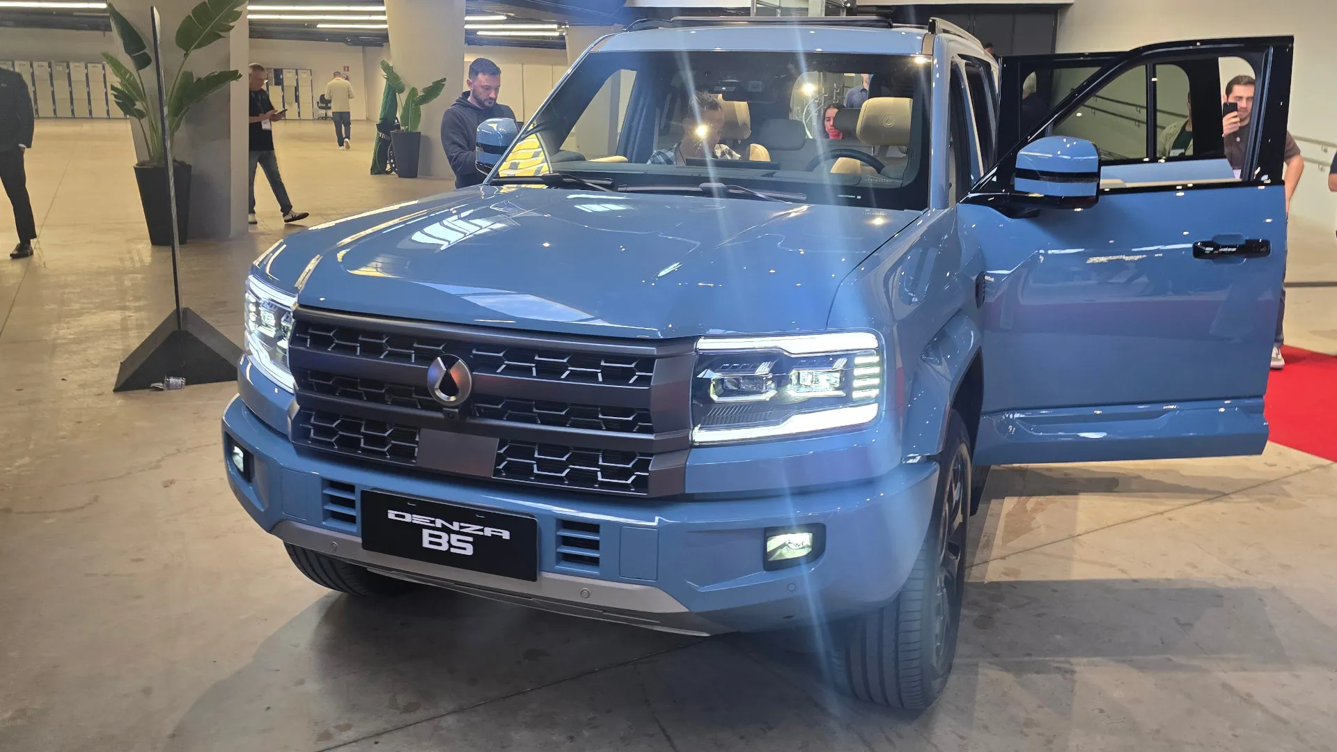 Foto do Denza B5 em evento em São Paulo antes do Salão do Automóvel