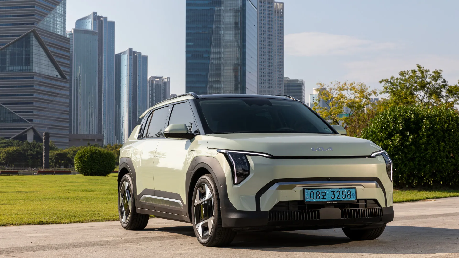 Foto promocional do carro elétrico Kia EV3, estacionado