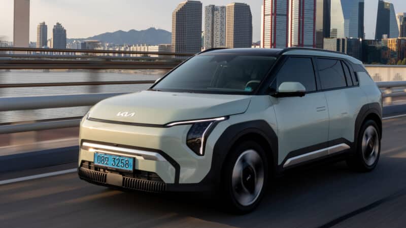 Foto promocional do carro elétrico Kia EV3, em movimento