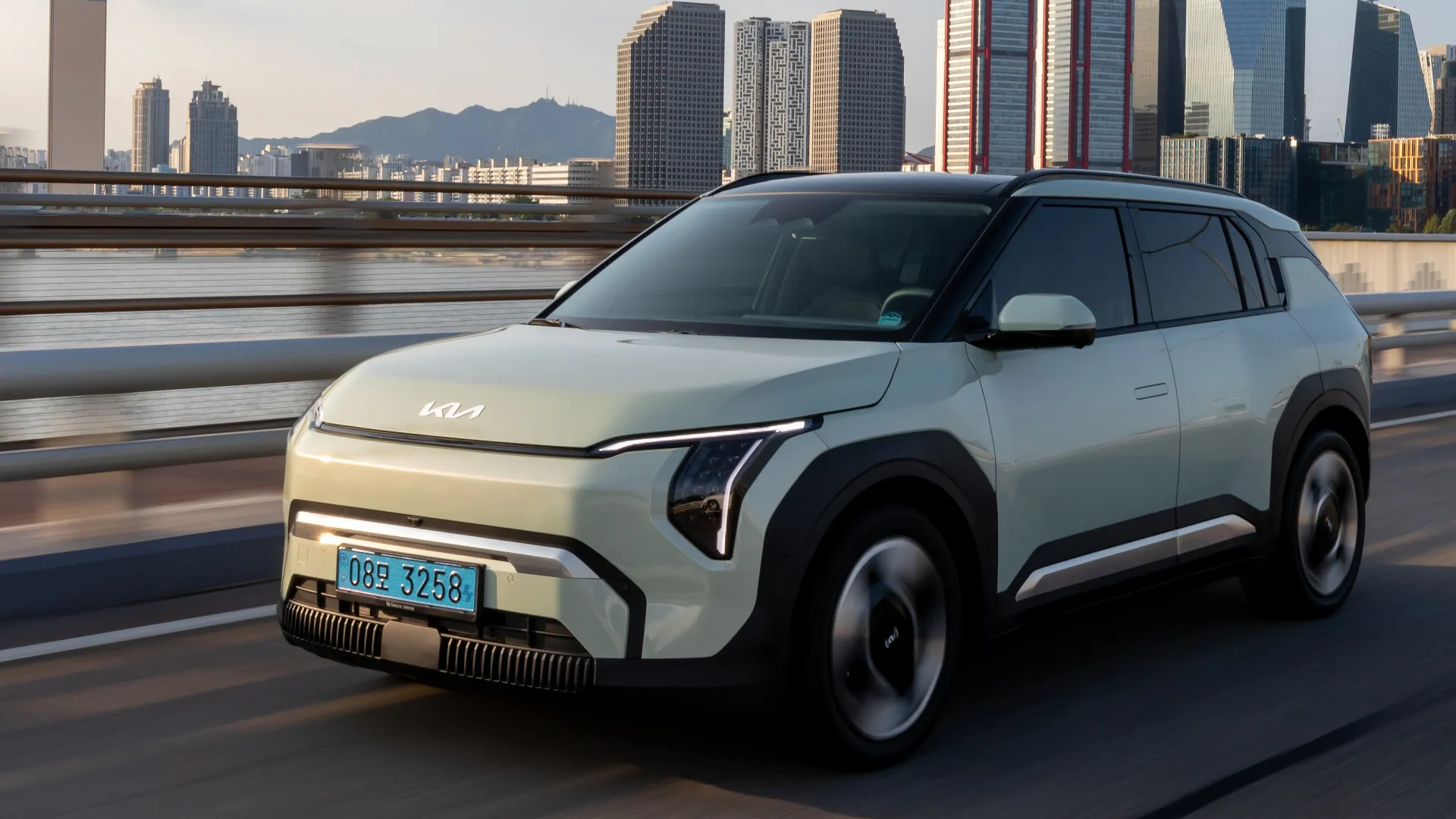 Foto promocional do carro elétrico Kia EV3, em movimento