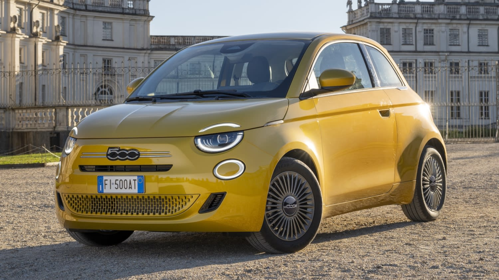 Foto promocional do carro Fiat 500 Hybrid