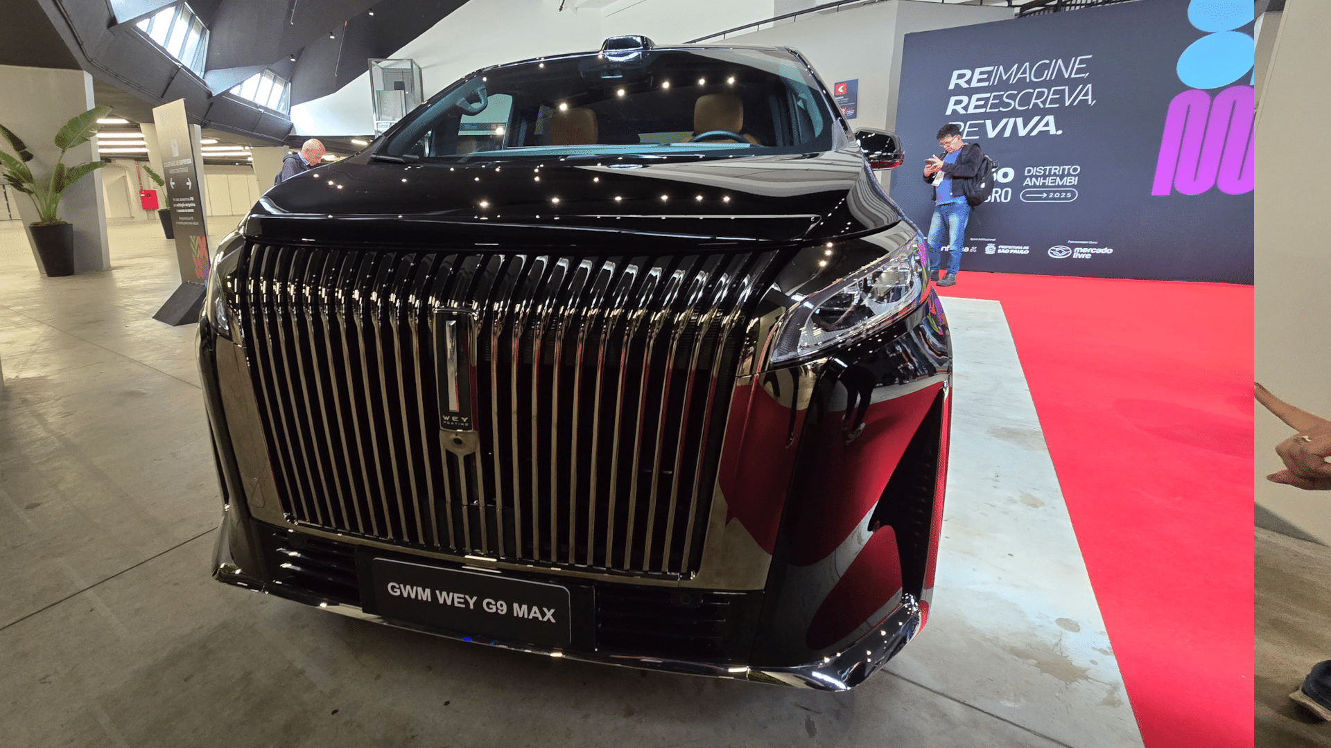 Foto da minivan GWM Wey G9 Max no Salão do Automóvel de São Paulo