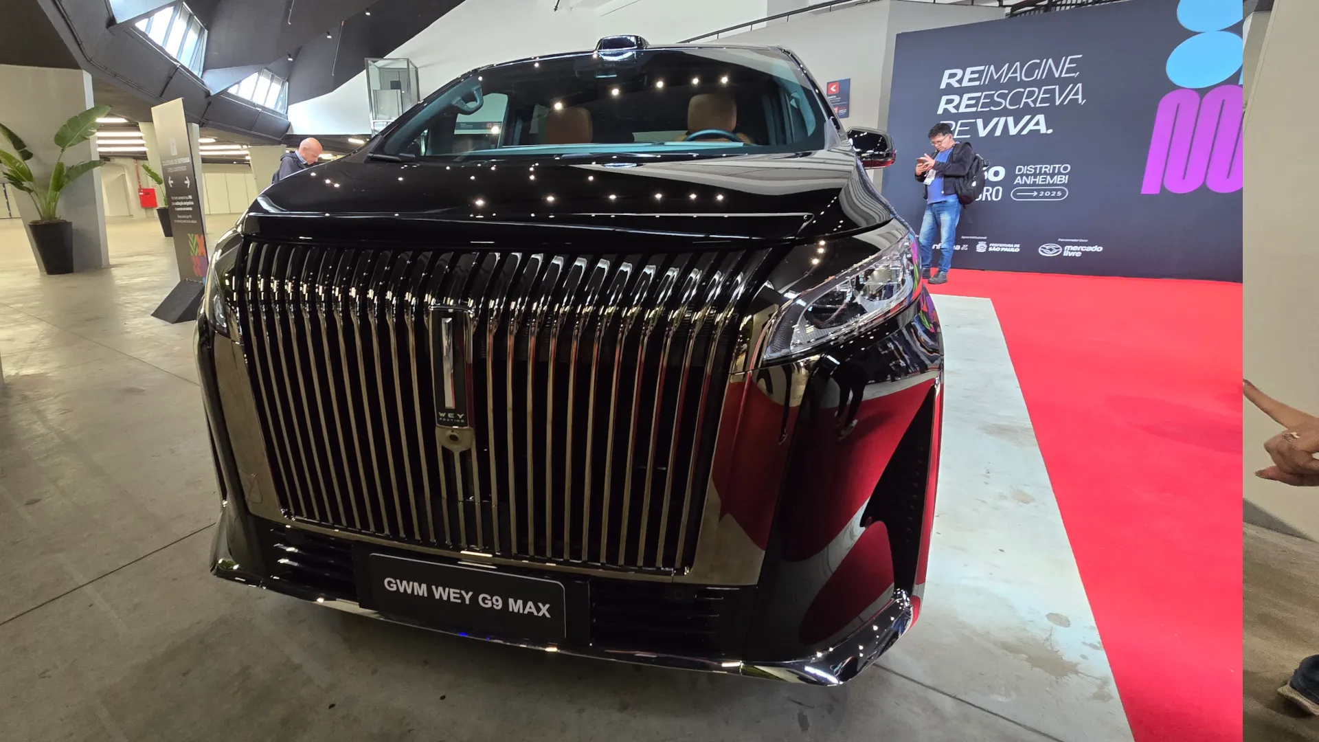 Foto da minivan GWM Wey G9 Max no Salão do Automóvel de São Paulo