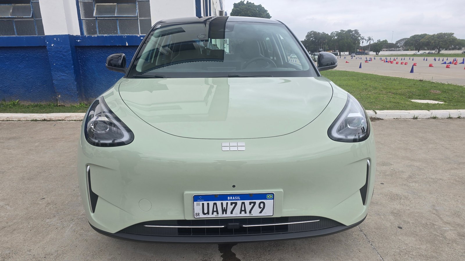 Foto frontal do Geely EX2