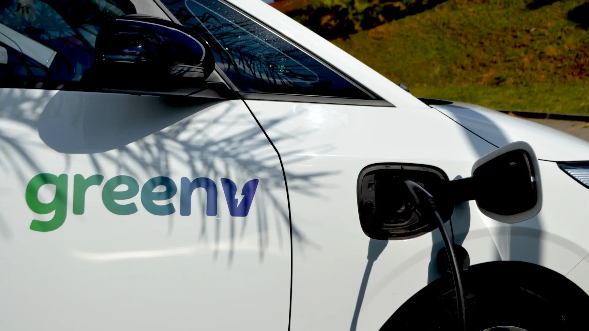 Carro elétrico marcado como GreenV carregando
