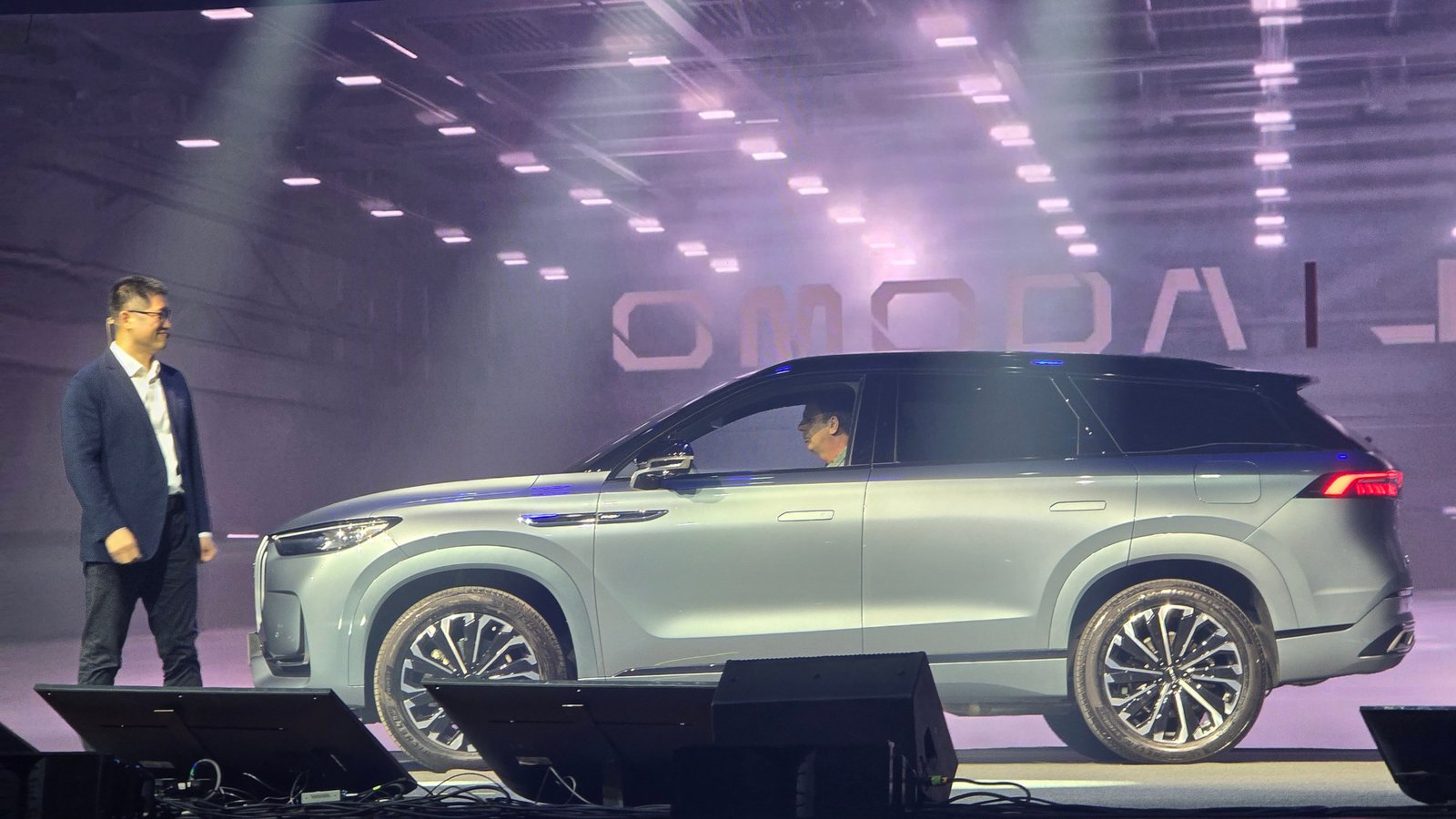 Jaecoo 8 no Salão do Automóvel com o executivo Peng Hu