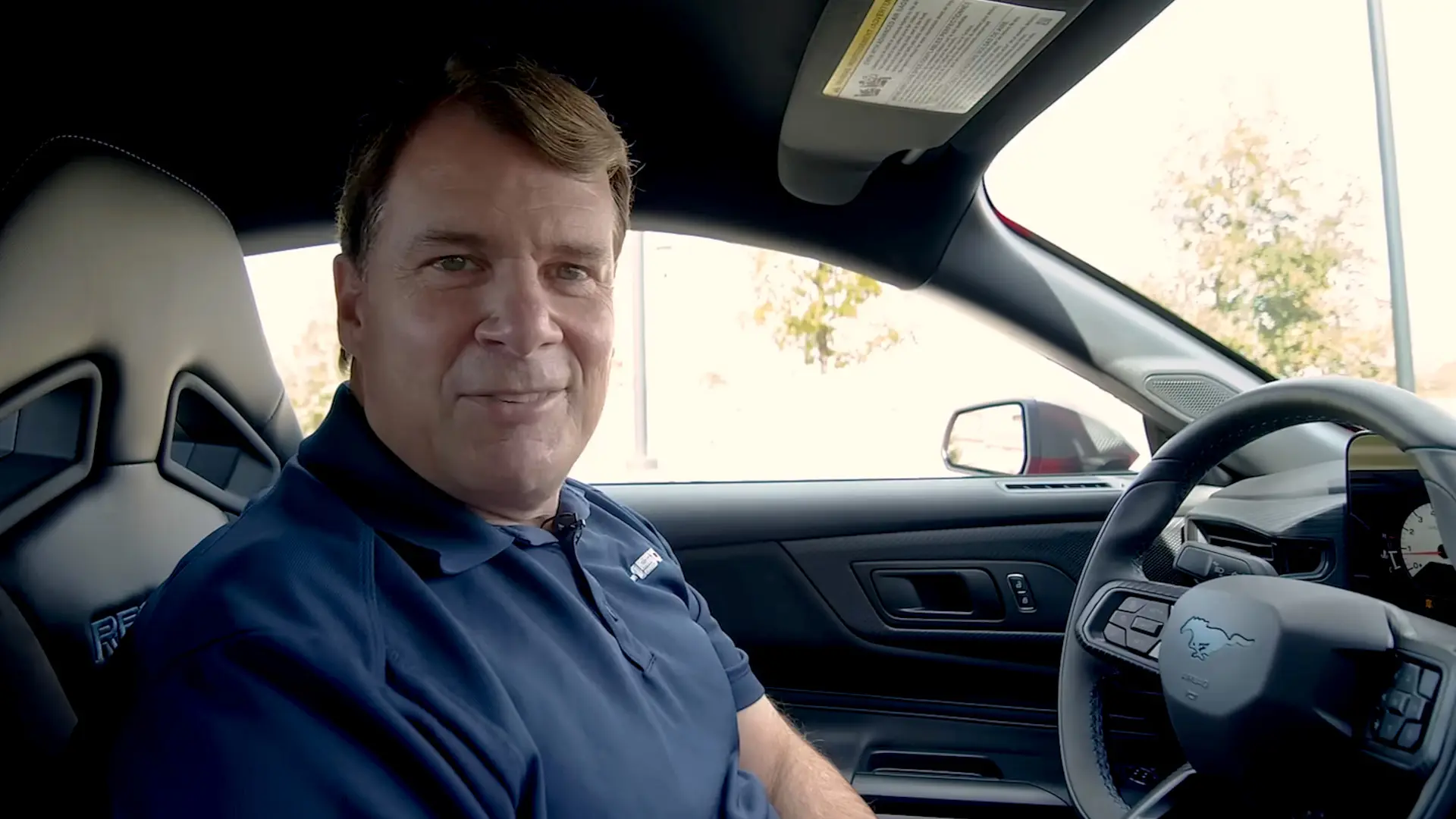 O CEO da Ford Jim Farley dentro de um carro no podcast Office Hours: Business Edition
