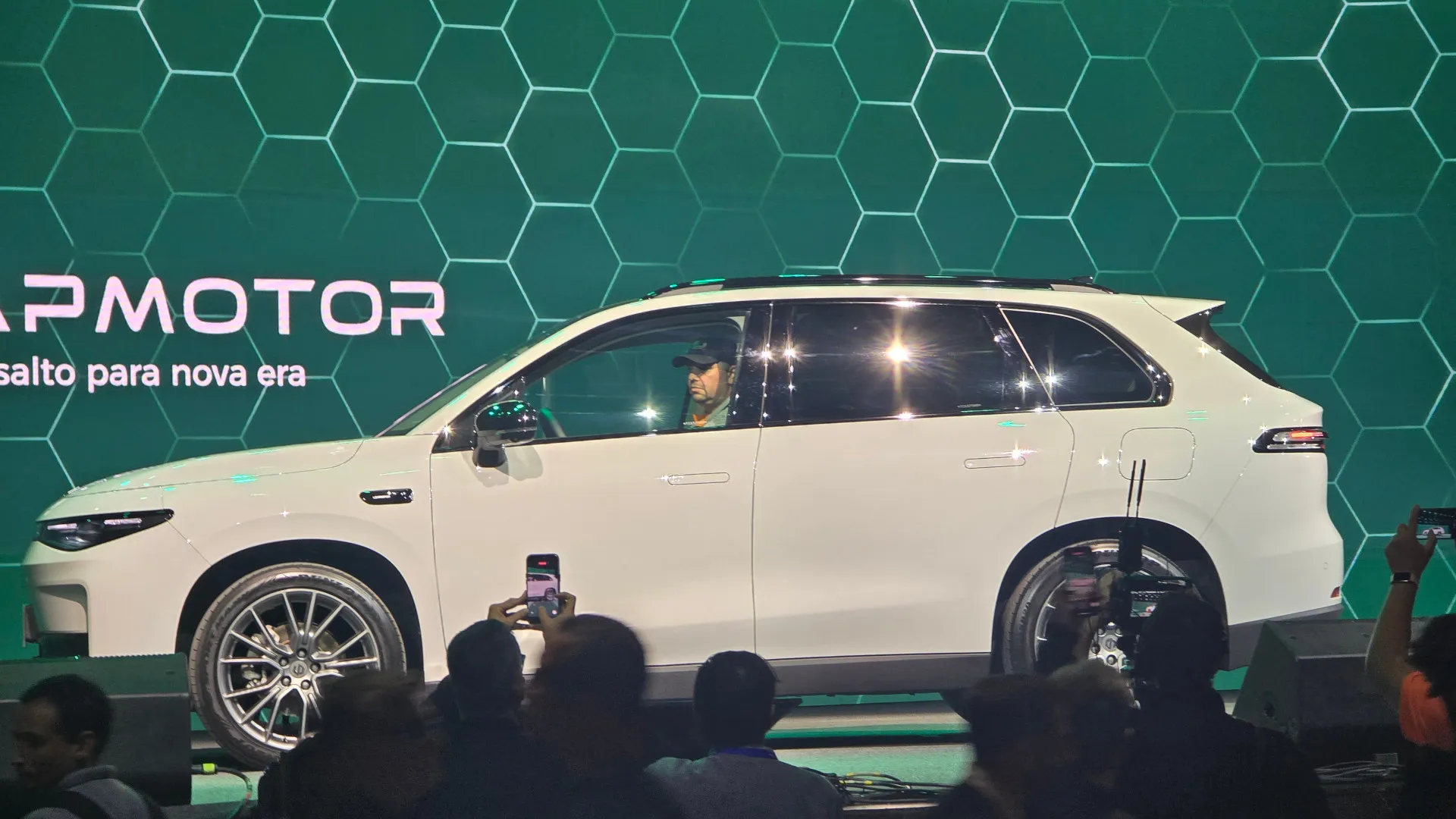 Foto do carro elétrico Leapmotor C10 em apresentação do Salão do Automóvel de São Paulo