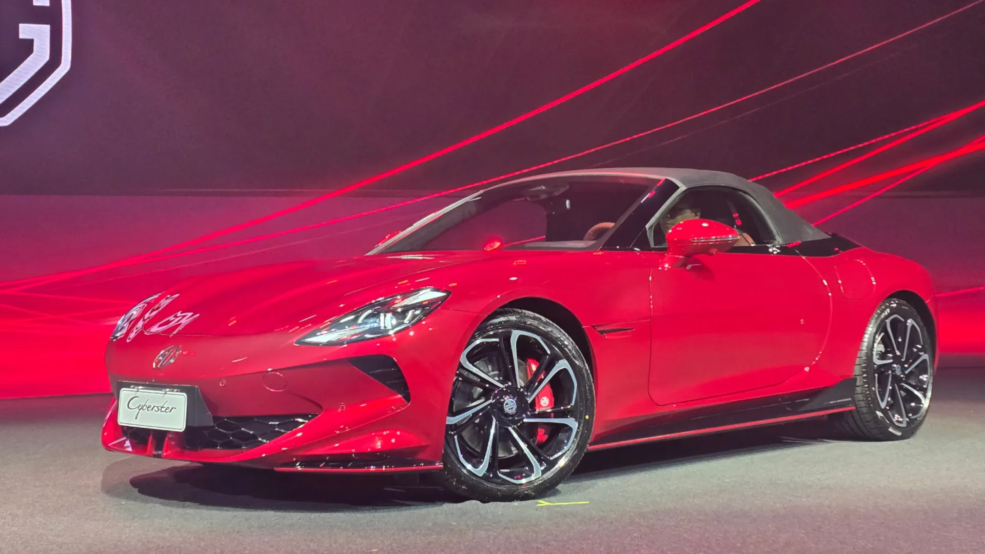 Carro MG Cyberster em evento em São Paulo antes do Salão do Automóvel 2025