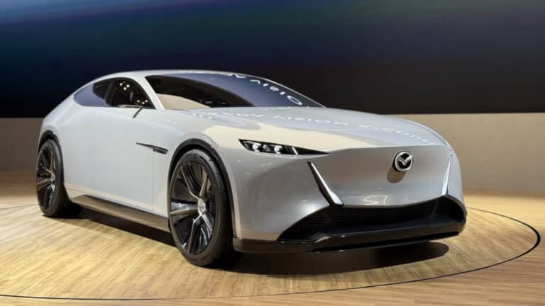 Mazda apresenta conceito híbrido que limpa o ar enquanto funciona