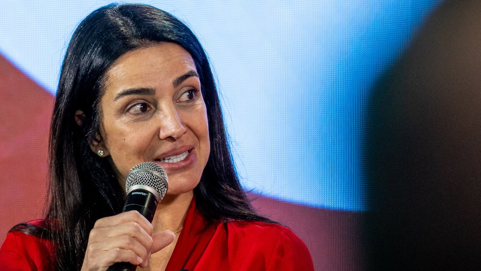 Milena Braga Romano, diretora-presidente da Eletra, falando na COP30