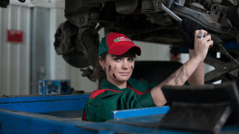 Quanto um carro elétrico economiza em manutenção? Concessionárias respondem