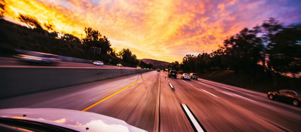 Imagem de uma estrada no por do sol