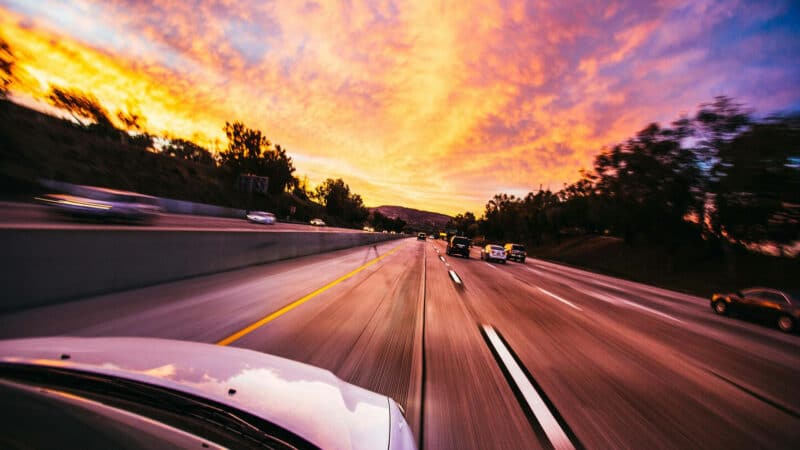 Imagem de uma estrada no por do sol